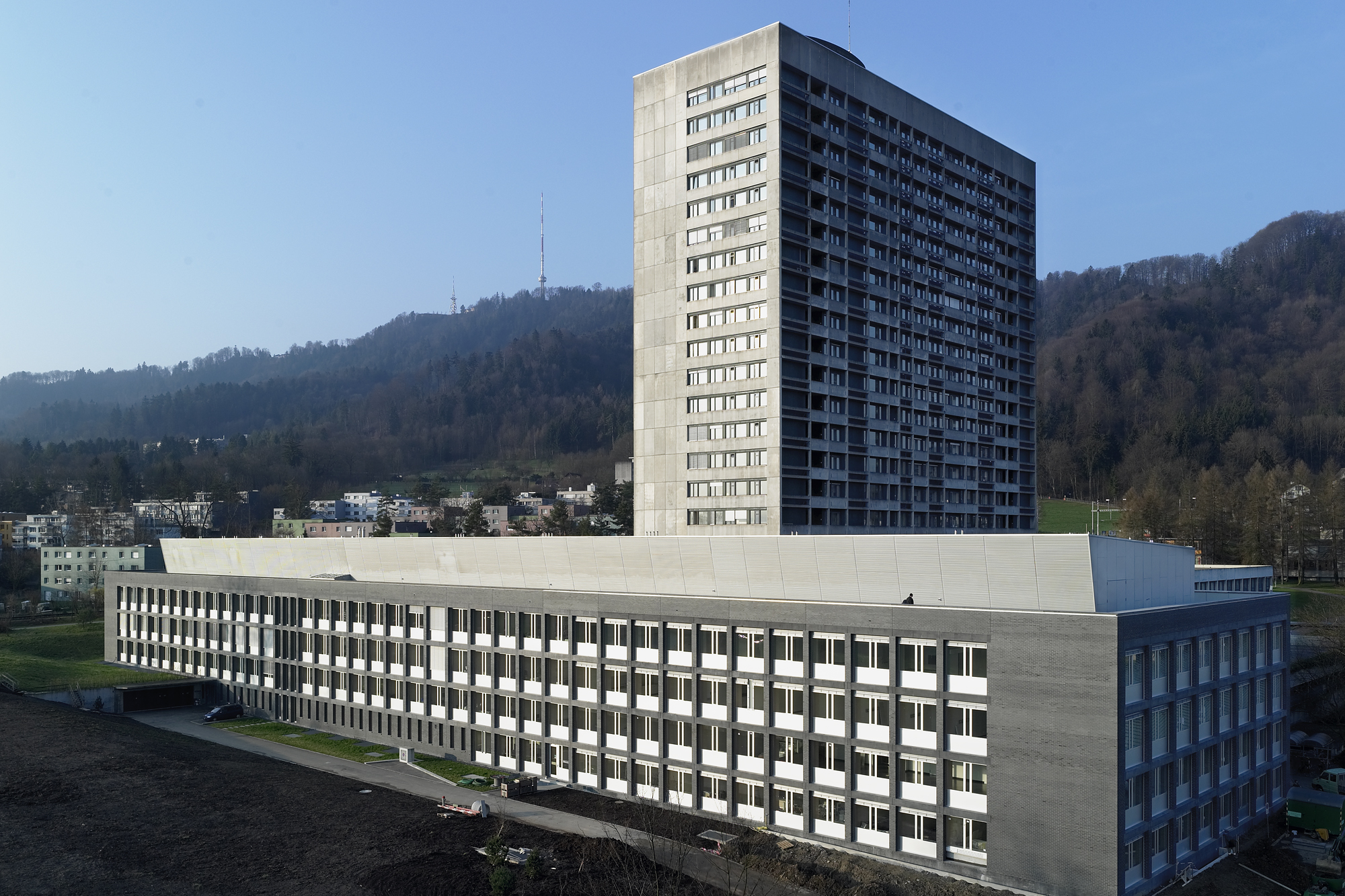 Gesamtansicht Nord-Ost: Neue Klinkerfassade und Technikaufbau umfasst alt und neu (© Theodor Stalder, Zürich)